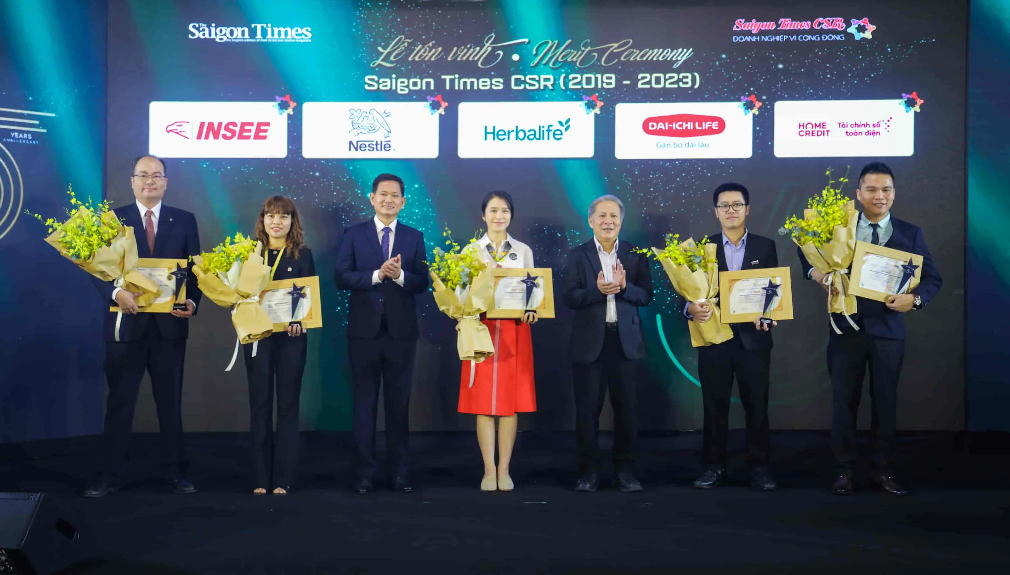 home-credit-nhan-giai-top-40-doanh-nghiep-vi-cong-dong-2023
