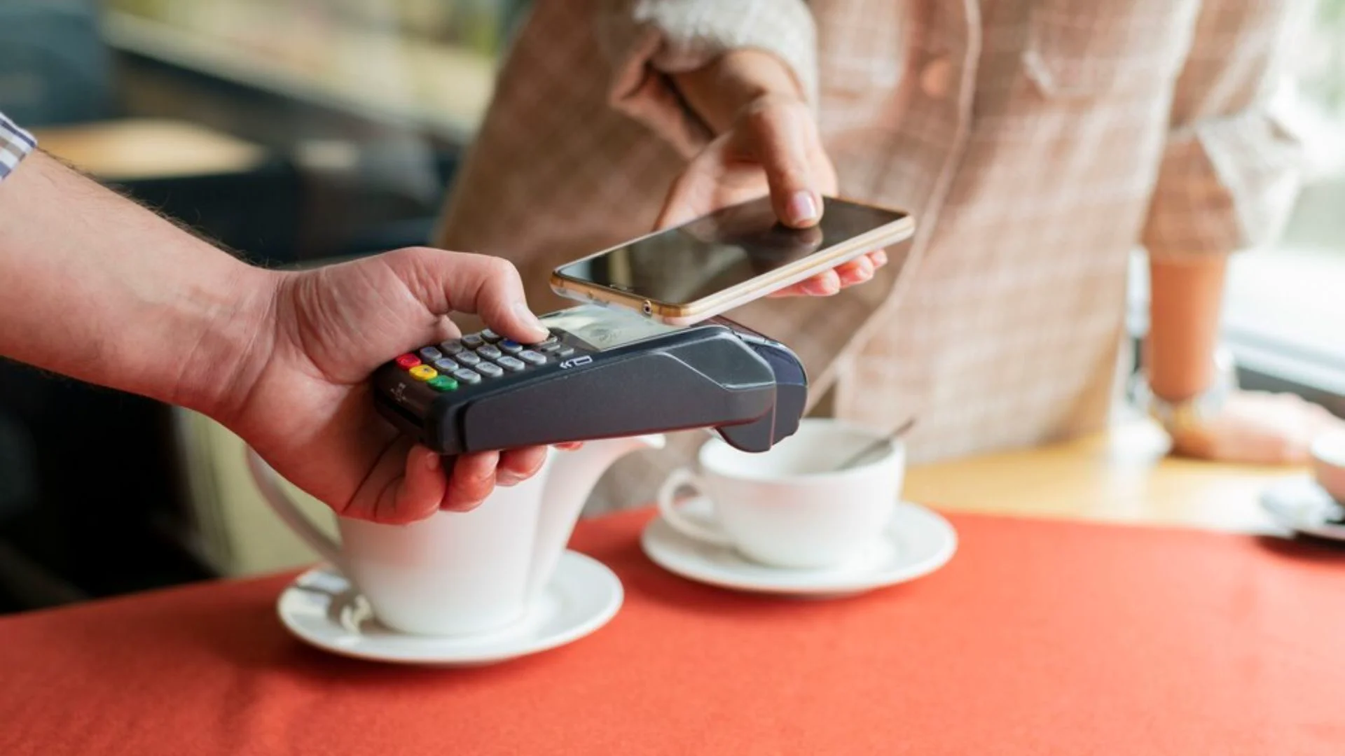 3-ban-co-thanh-toan-bang-the-atm-voi-may-pos.webp