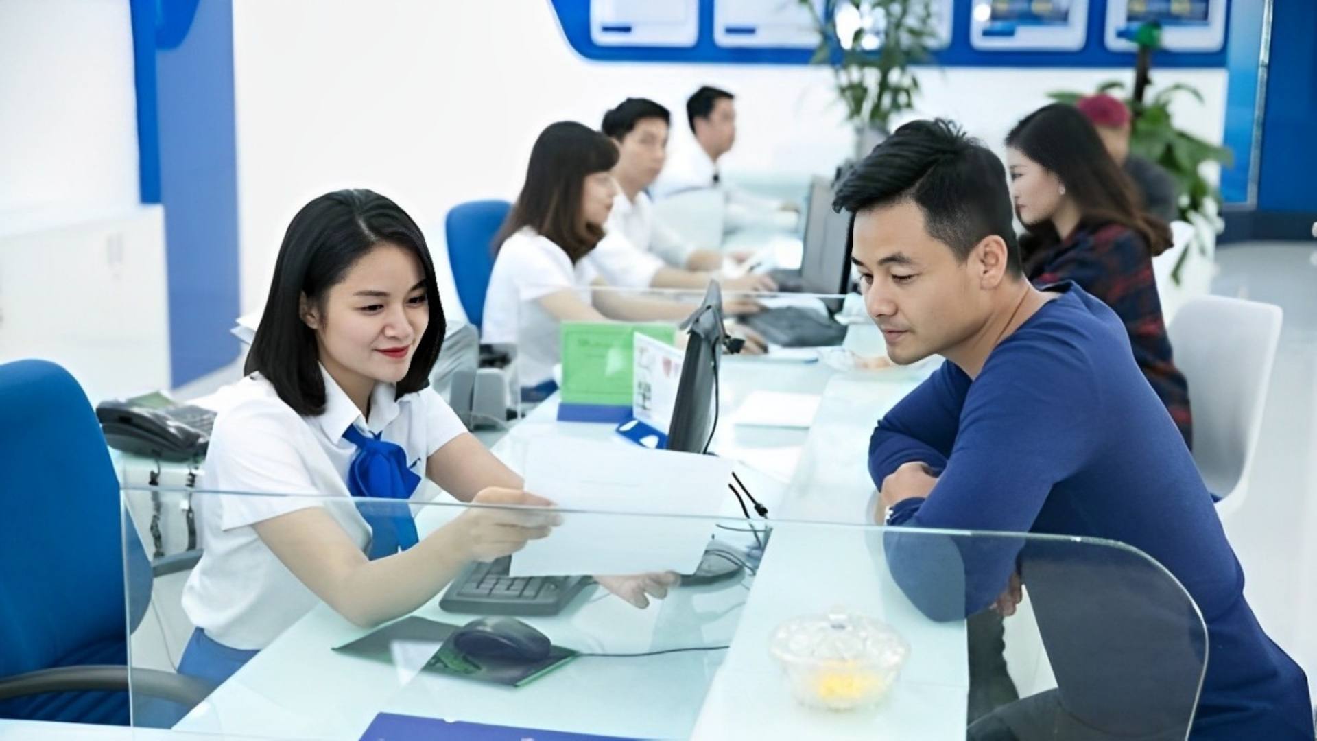 5-ban-co-the-den-phong-giao-dich-de-nhan-vien-ho-tro-nap-the.jpg